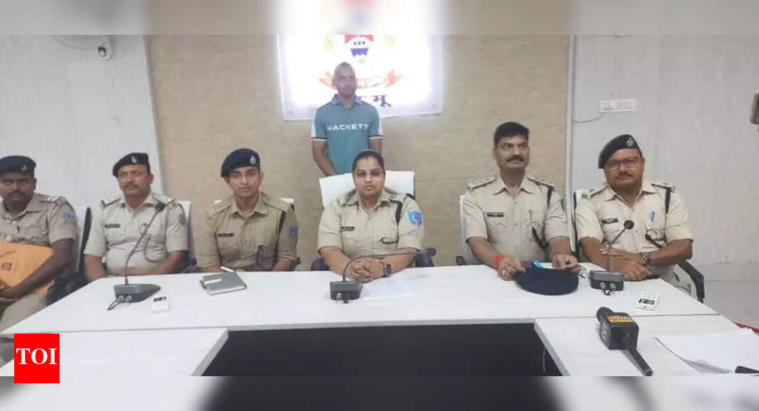 Gangster surrenders before Palamu SP | Ranchi News - Times of India