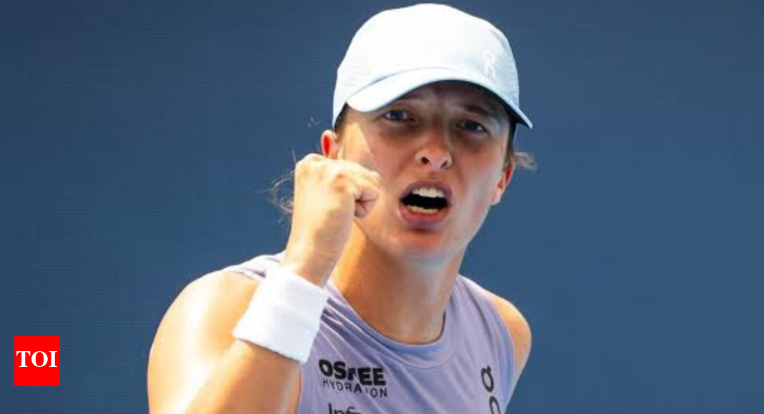 Iga Świątek waves off cameraman while changing clothes after beating Elena Rybakina at Cincinnati Open semi final