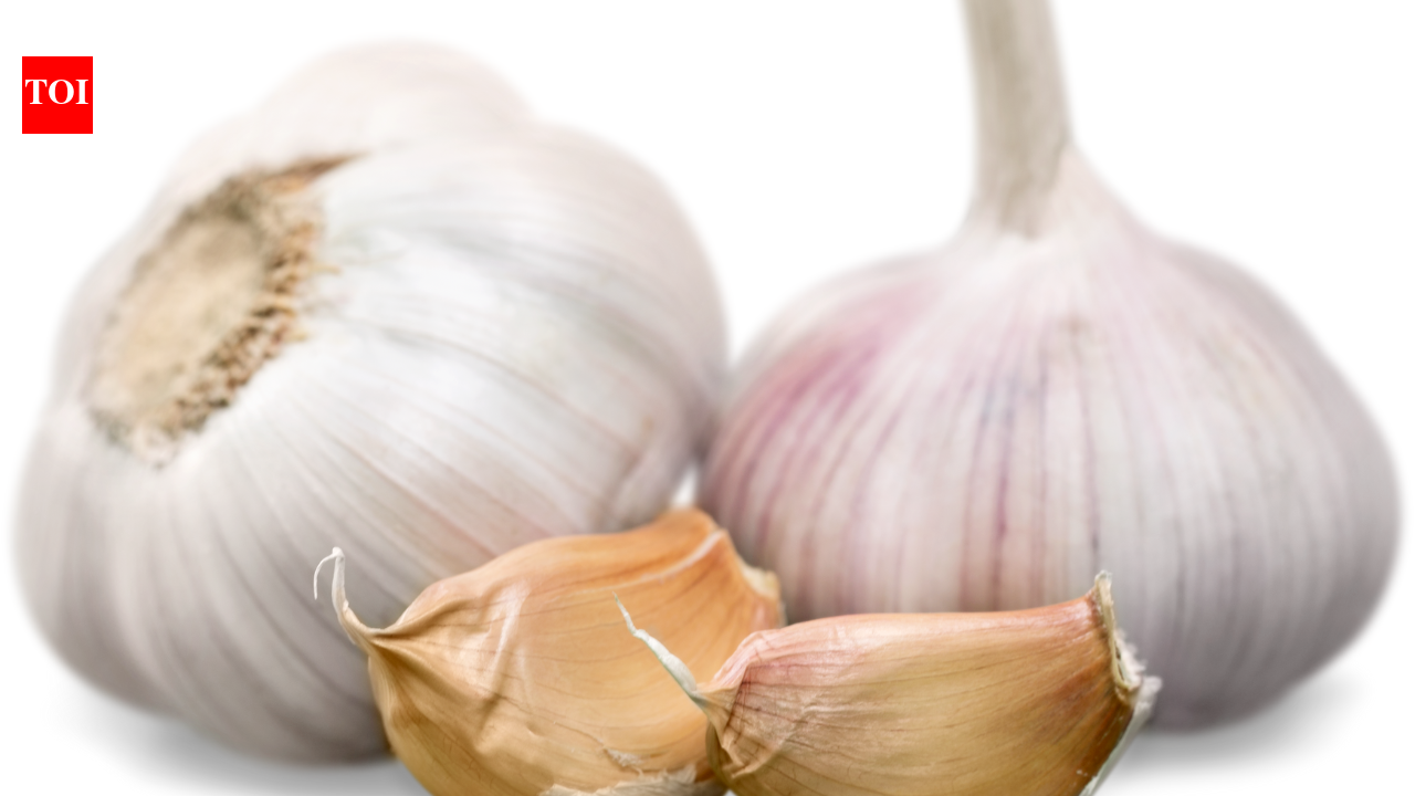 Raw Garlic Benefits: How eating one raw garlic clove daily could ...