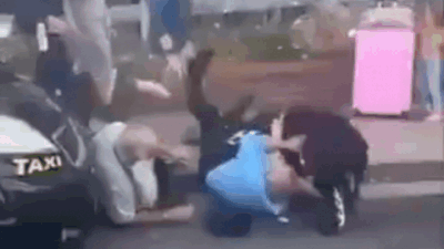 Teenagers attack Sikh men, remove their turbans - video