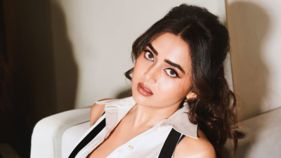 Tejasswi Prakash being filmed while doing skincare in her car; fans call it ‘invasion of privacy’