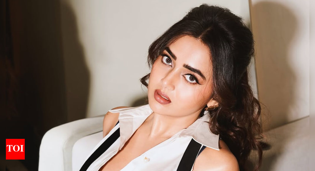 Tejasswi Prakash being filmed while doing skincare in her car; fans call it ‘invasion of privacy’