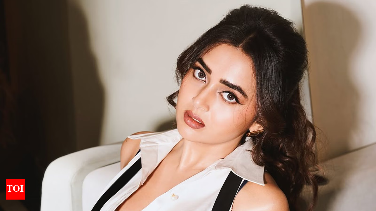 Tejasswi Prakash being filmed while doing skincare in her car; fans call it  'invasion of privacy'