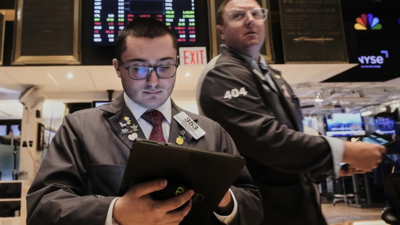  Stocks mixed as retailers post earnings, investors await Powell speech and Ukraine talks