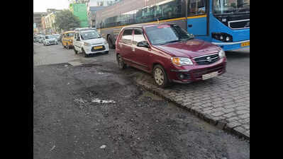 Reaching airport still a pain as VIP Rd repairs stop midway | Kolkata ...