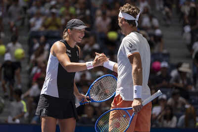  Swiatek, Ruud into mixed doubles semis; Alcaraz-Raducanu, Djokovic out