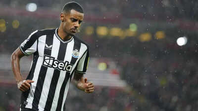  Alexander Isak breaks silence over stalled move to Liverpool; Newcastle United hit back
