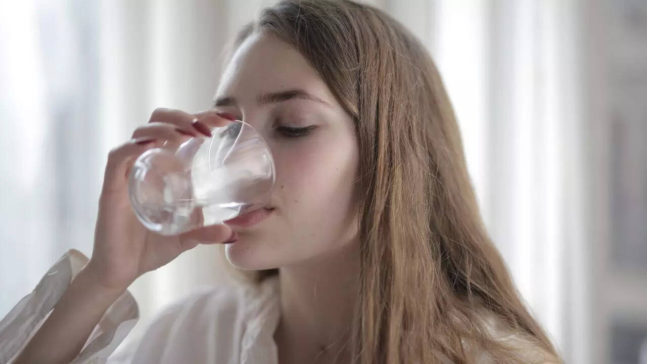 10 Mistakes you are making when drinking water and how to fix them | -  Times of India