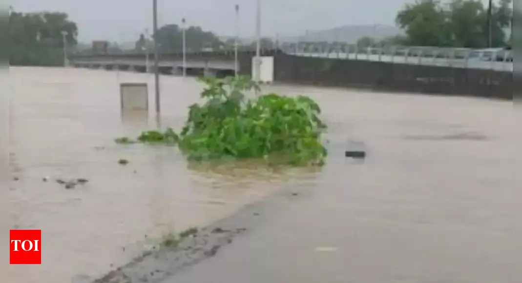 Ulhas river in Badlapur crosses danger mark, flood risk in low-lying areas; traffic diverted near Kalyan