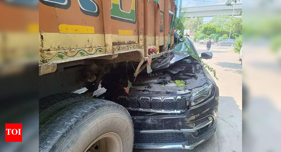 SUV rams truck on Mathura Road, man dies | Delhi News - Times of India