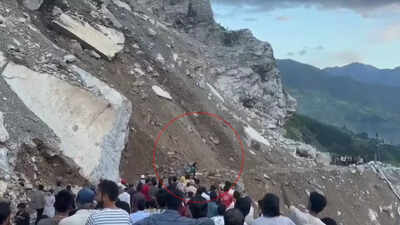  Pedestrian sprints through falling rocks in Uttarakhand landslide zone