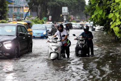 https://static.toiimg.com/thumb/msid-123436442%2Cimgsize-64326%2Cwidth-400%2Cresizemode-4/Severe-waterlogging-traffic-movement-hit-across-city.jpg