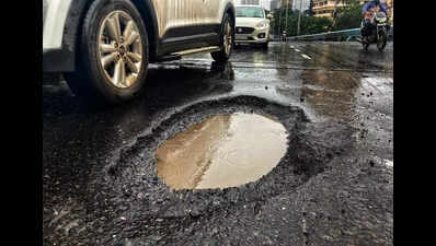 Motorists: Potholes on Navi Mumbai roads cause jams