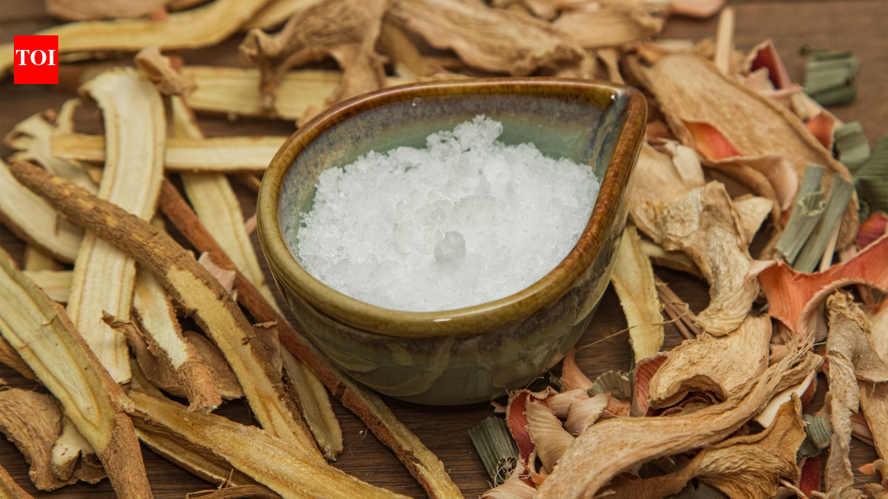 Why is camphor used in aarti rituals