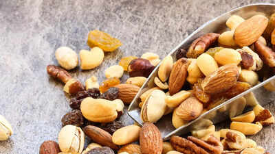 எடை மேலாண்மை, ஆற்றலை அதிகரிப்பதற்கும், சிறந்த தூக்கத்திற்கும் உலர்ந்த பழங்கள் மற்றும் கொட்டைகளை சாப்பிட சிறந்த நேரம்