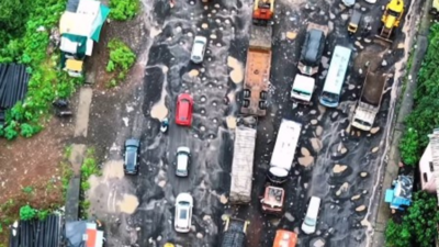  Crater-like potholes on Chiplun’s Vashishti bridge; NHAI says not its jurisdiction