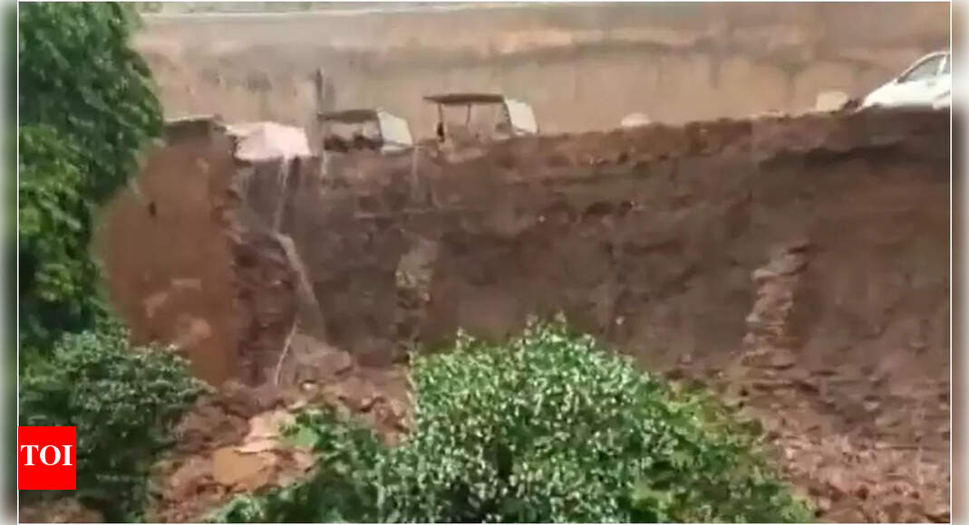 Jaipur: 200-feet-long wall of Amer Fort collapses amid heavy rains - video