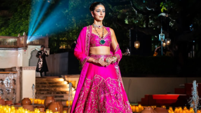 Ananya Panday turns Rambagh Palace into a runway in this blazing hot-pink lehenga for Punit Balana