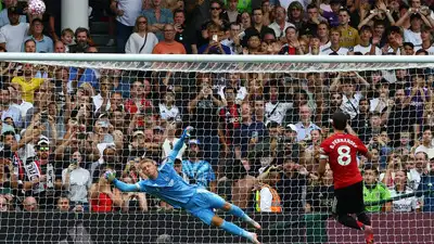 Watch: Bruno Fernandes stumbles into referee, blazes penalty over as Man United squander chance vs Fulham
