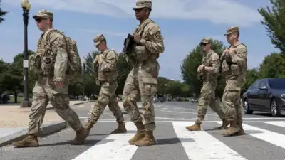  Donald Trump’s crackdown escalates; troops begin carrying weapons