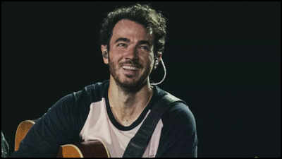 Kevin Jonas debuts a solo 'Changing' at Boston concert; fans roar in response