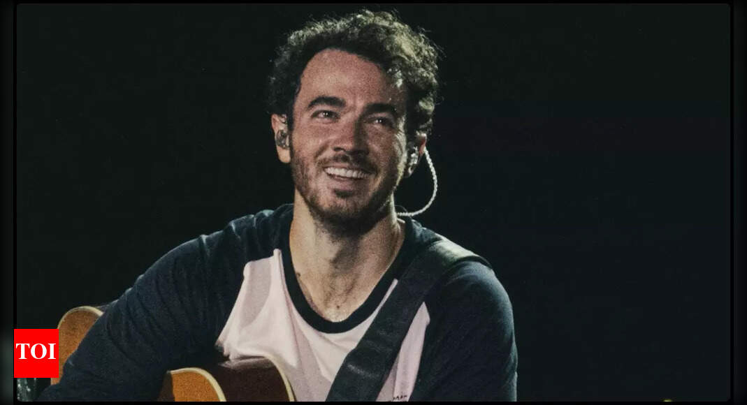Kevin Jonas debuts a solo 'Changing' at Boston concert; fans roar in response