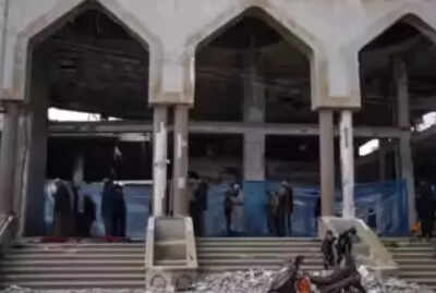 Israel strikes hit Gaza hospital,5 journalists among 20 dead