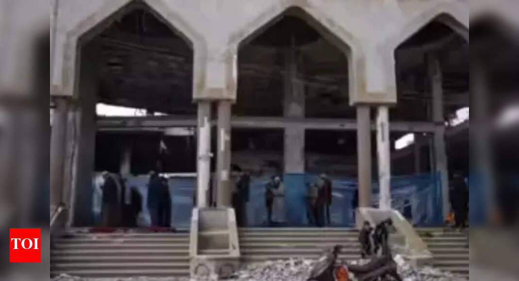Israel strikes hit Gaza hospital,5 journalists among 20 dead
