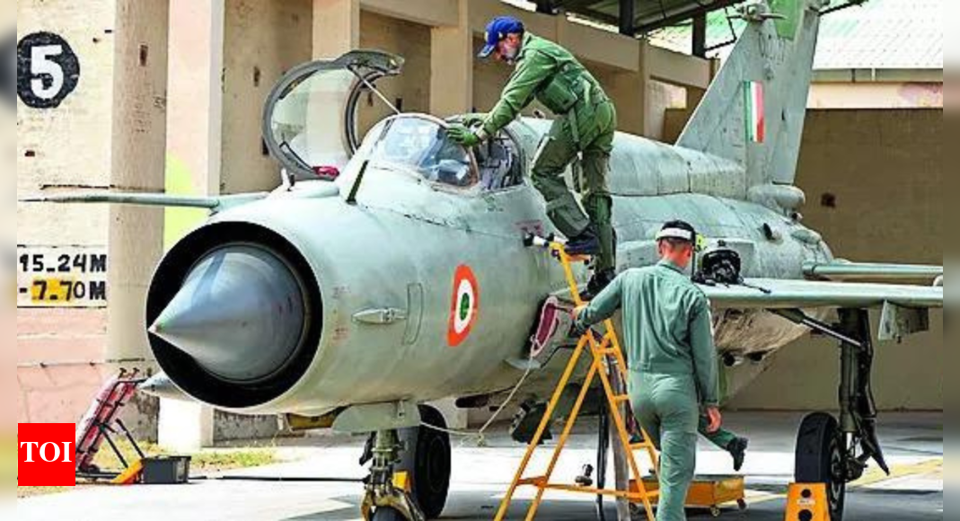 Indian Air Force chief flies MiG-21 in farewell sortie