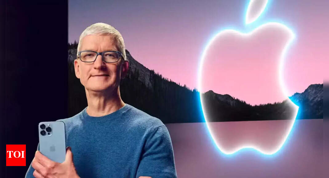 Tim Cook addresses Apple employees on AI
