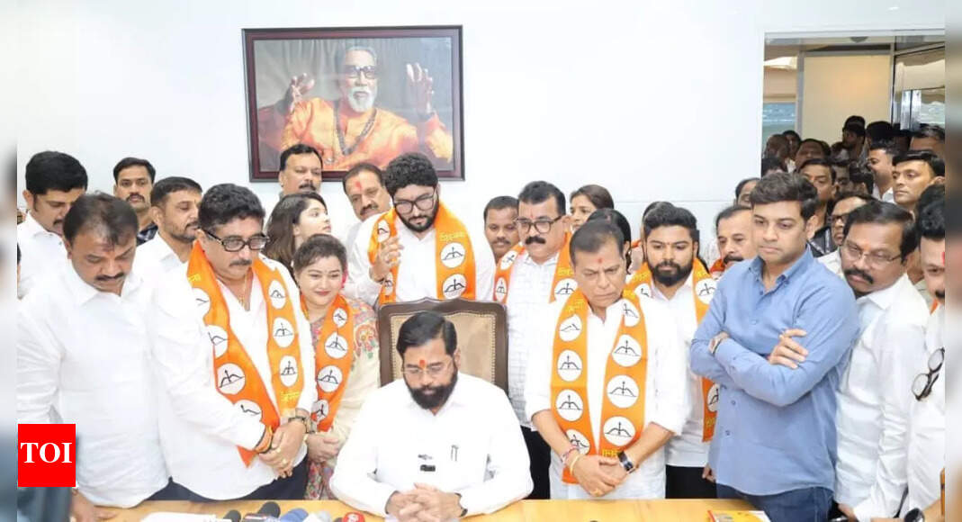 Major jolt to MNS in Kalyan-Dombivli as 2 former corporators join Shiv Sena