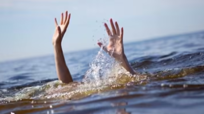  Mother slips, daughter jumps to save her; both drown