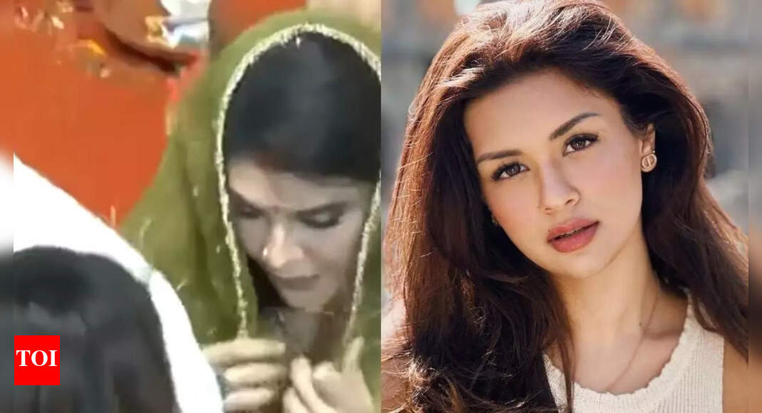 ​Jacqueline and Avneet visit Lalbaugcha Raja