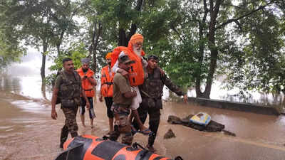  Rising Ravi River cuts off villages, army joins rescue efforts