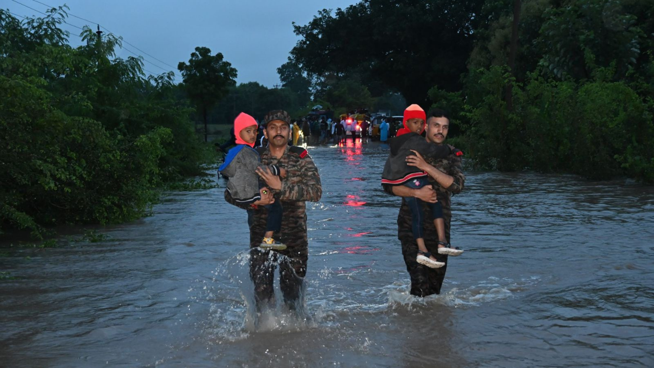 Telangana floods: 1 dead, over 900 rescued, highways blocked; army, NDRF step in for relief ops | Hyderabad News - The Times of India