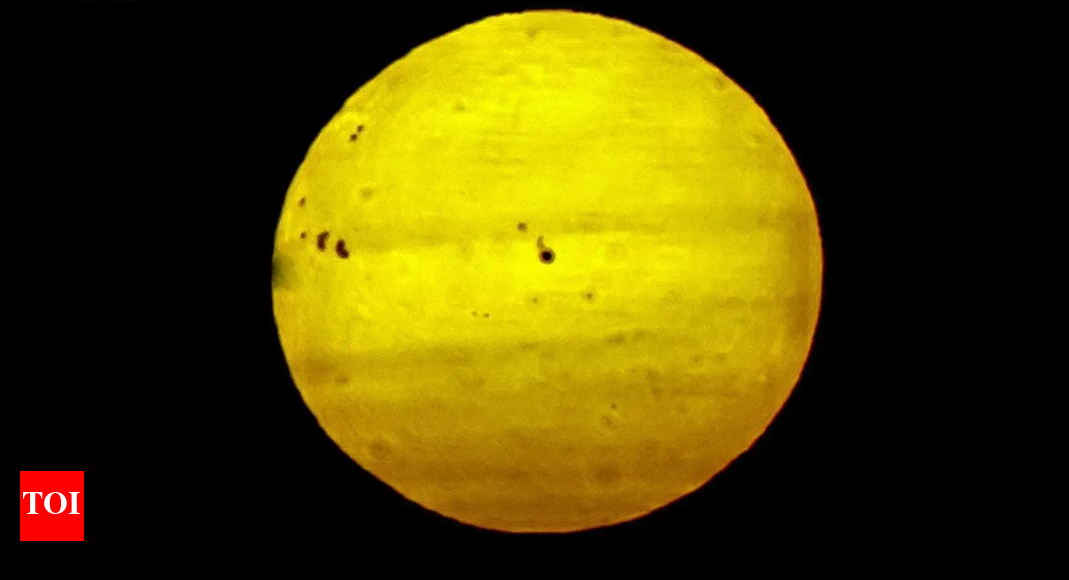 Saudi Arabia: Massive sunspots spotted over Arar, astronomers explain their effects