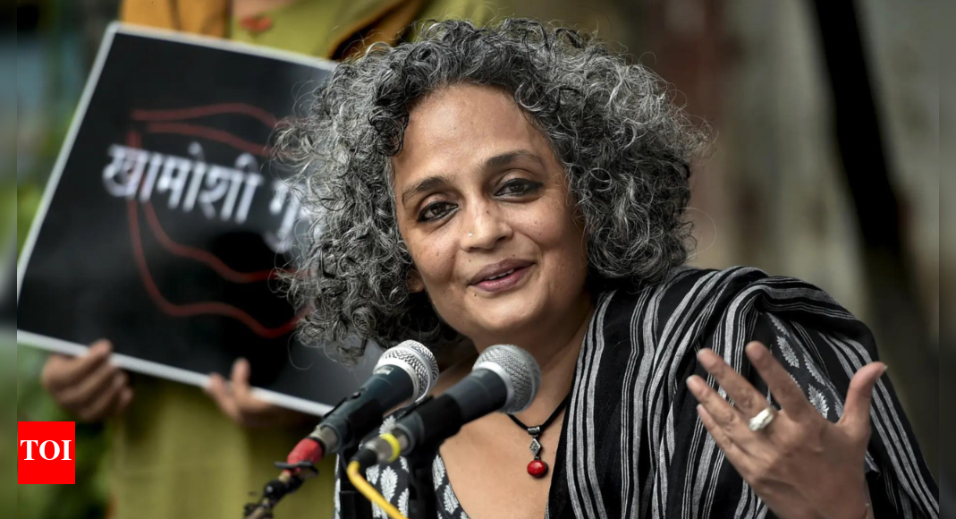 <div>99% of them are dodging taxes: Arundhati Roy targets great nationalists; launches her memoir</div> <div>'99% of them are dodging taxes': Arundhati Roy targets 'great nationalists'; launches her memoir</div>