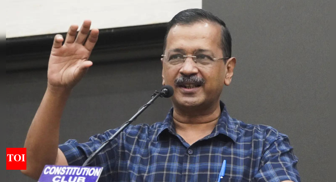 <div>'Public not naive': Kejriwal alleges 'compromise' between BJP, Congress; asks why Gandhis not jailed</div>