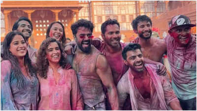  Varun Dhawan, Janhvi Kapoor and cast are all smiles in NEW PIC