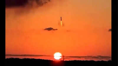 அறிவியல் புனைகதை அல்லது உண்மை? SPACEX FALCON 9 இன் மூச்சடைக்கக்கூடிய சூரிய அஸ்தமனத்தில் தரையிறங்குவதைப் பாருங்கள்