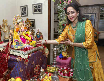 Ganesh Chaturthi 2025: Graceful Hema Malini proves she’s still the eternal 'dream girl' in a radiant yellow ghagra choli