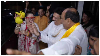  Crowd goes crazy for Govinda at Ganpati Visarjan, tries to get close to the actor