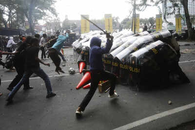  Protests escalate after death of demonstrator