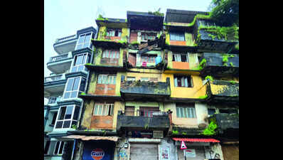 Three balconies of Vasco building collapse, none hurt