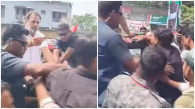  Rahul offers candies to protesters waving black flags in Bihar- Watch