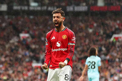 Premier League: Manchester United edge first win with Bruno Fernandes penalty; Thomas Frank suffers first Spurs defeat