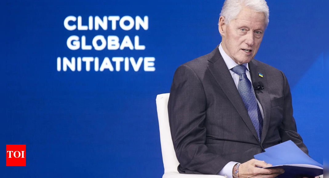 <div>Bill Clinton unwell?: Ex-US president spotted in Hamptons; viral photo sparks health concerns</div> <div>'Bill Clinton unwell?': Ex-US president spotted in Hamptons; viral photo sparks health concerns</div>