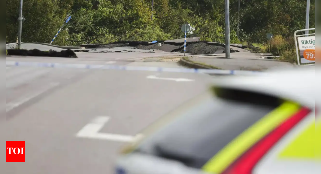 Norway: Massive sinkhole in Levanger engulfs motorway and railway; one dead Norway: Massive sinkhole in Levanger engulfs motorway and railway; one dead