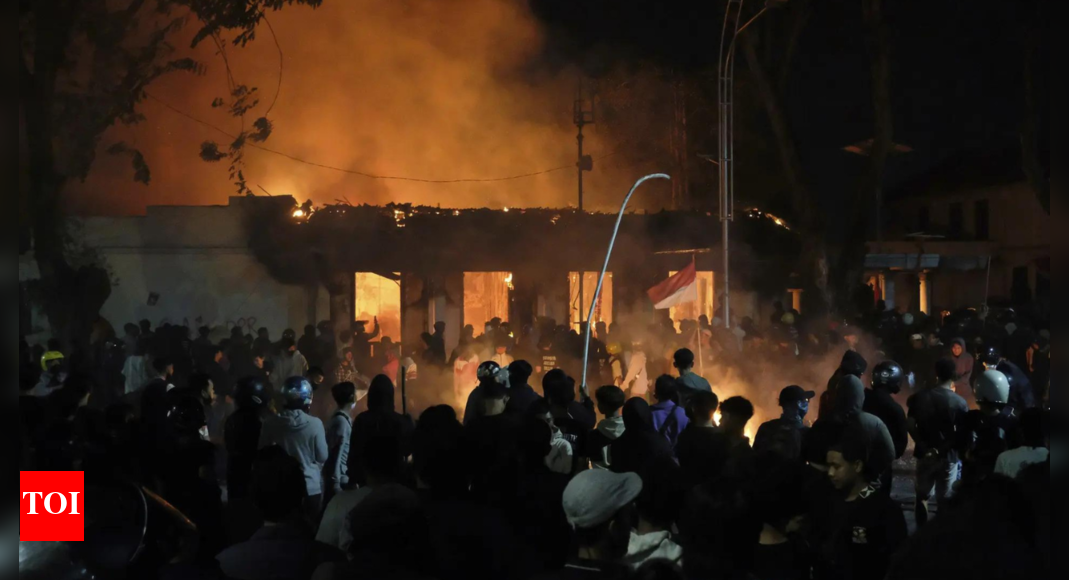 Protests rock Indonesia: Finance minister’s home looted amid unrest; MPs’ residences also targeted by angry mobs Protests rock Indonesia: Finance minister’s home looted amid unrest; MPs’ residences also targeted by angry mobs