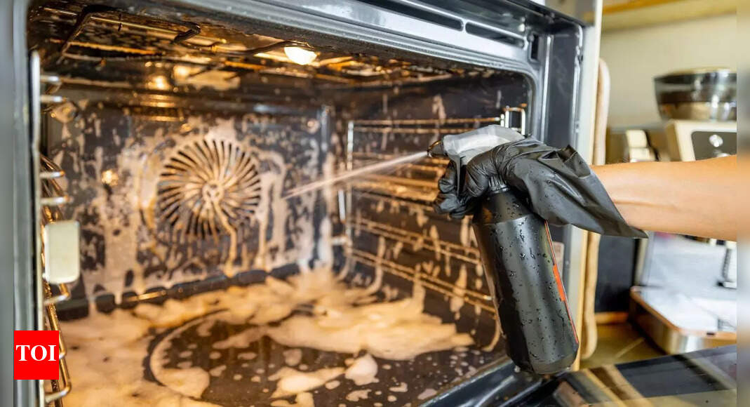 Easy and quick cleaning trick for the oven and pans